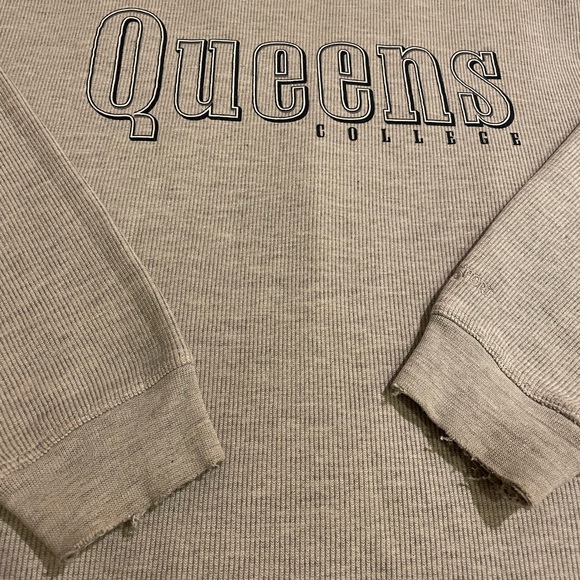 Vintage Distressed Jansport Queens College Turtleneck Sweatshirt Size Large - Picture 2 of 5